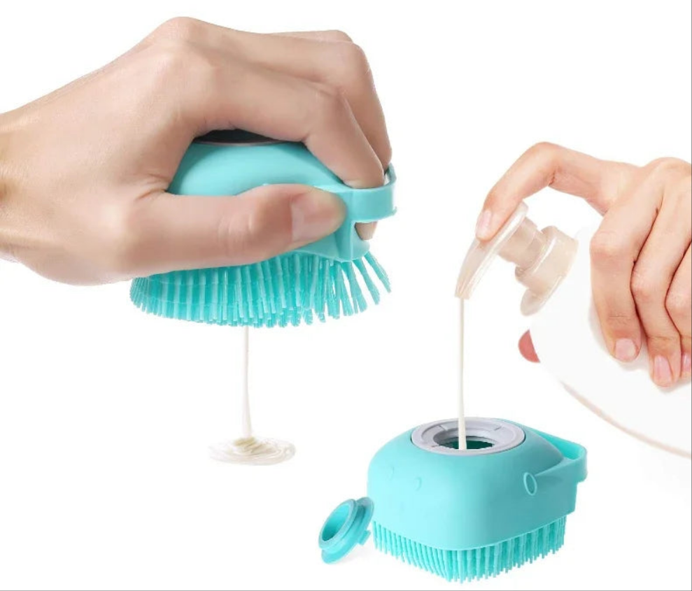🛁 מברשת רחצה מסיליקון רך – עיסוי מושלם לכלב ולחתול + מיכל סבון מובנה (80 מ"ל)